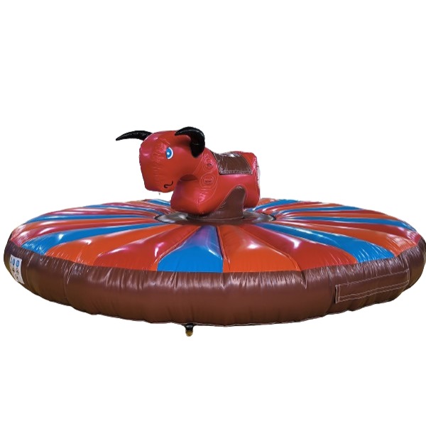 Trek Rodeo Stier Opblaasbare trek rodeo stier voor kinderen van 3–10 jaar tijdens een feest, waarbij één kind rijdt en anderen aan de touwen trekken.